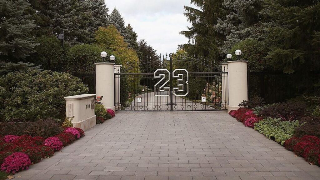 Inside the Chicago Mansion Michael Jordan Can't Seem to Sell