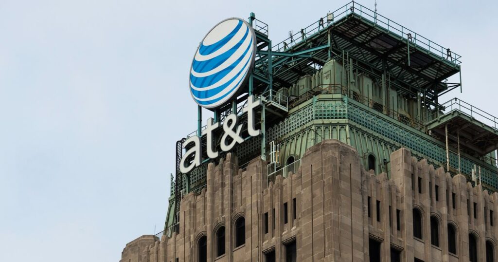 AT&T, Cricket Wireless And Other Cellular Customers Report Nationwide Outages