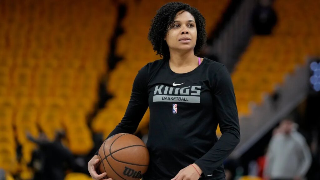 Lindsey Harding will be the Los Angeles Lakers' first female assistant coach, AP source says