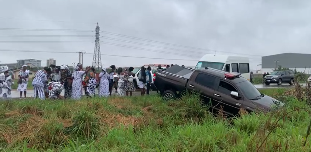 Accident involving Toyota Tundra and trailer truck causes major traffic