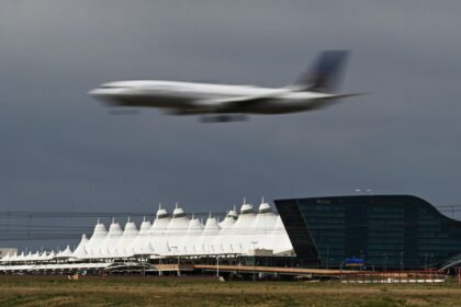 Southwest flight returns to DIA after cabin pressure problems