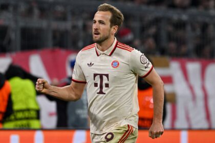 Kane makes history as Bayern book last-eight spot